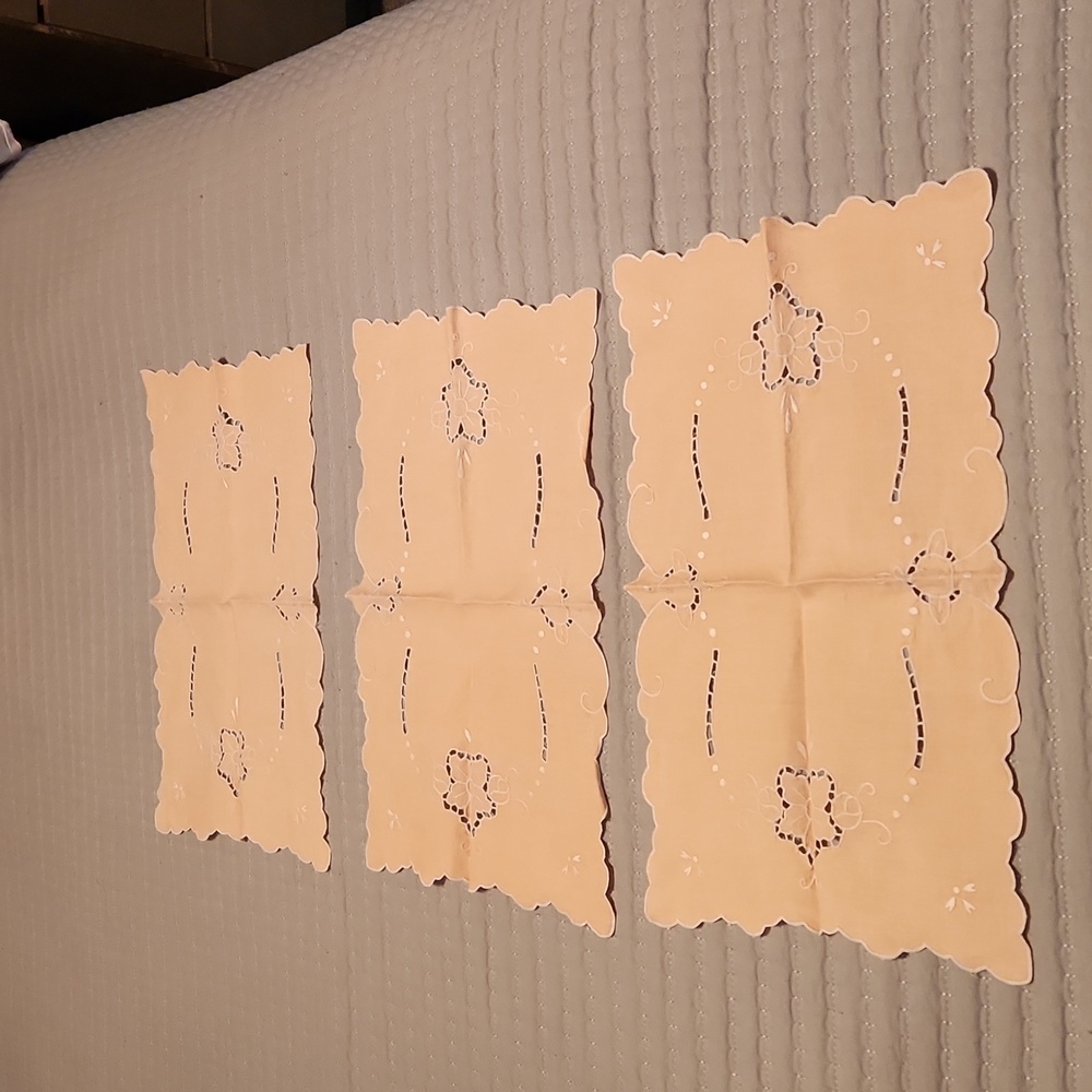 Very clean vintage placemats or napkins.